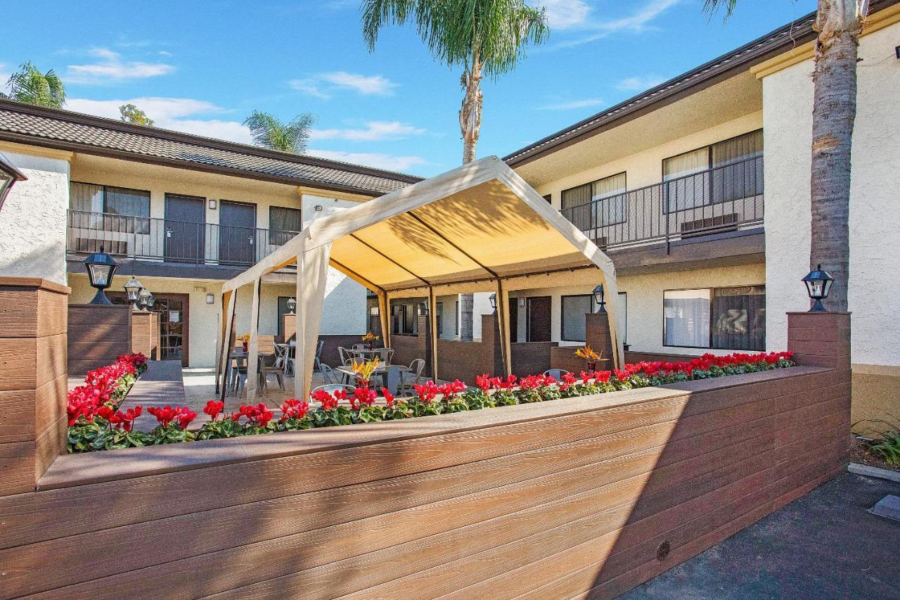 Stanford Inn & Suites Anaheim Luaran gambar